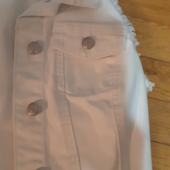 Jean vest. Frayed at the bottom and sleeves - Picture 3 of 5